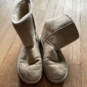 UGG boots size 7. Faded paisley tan.